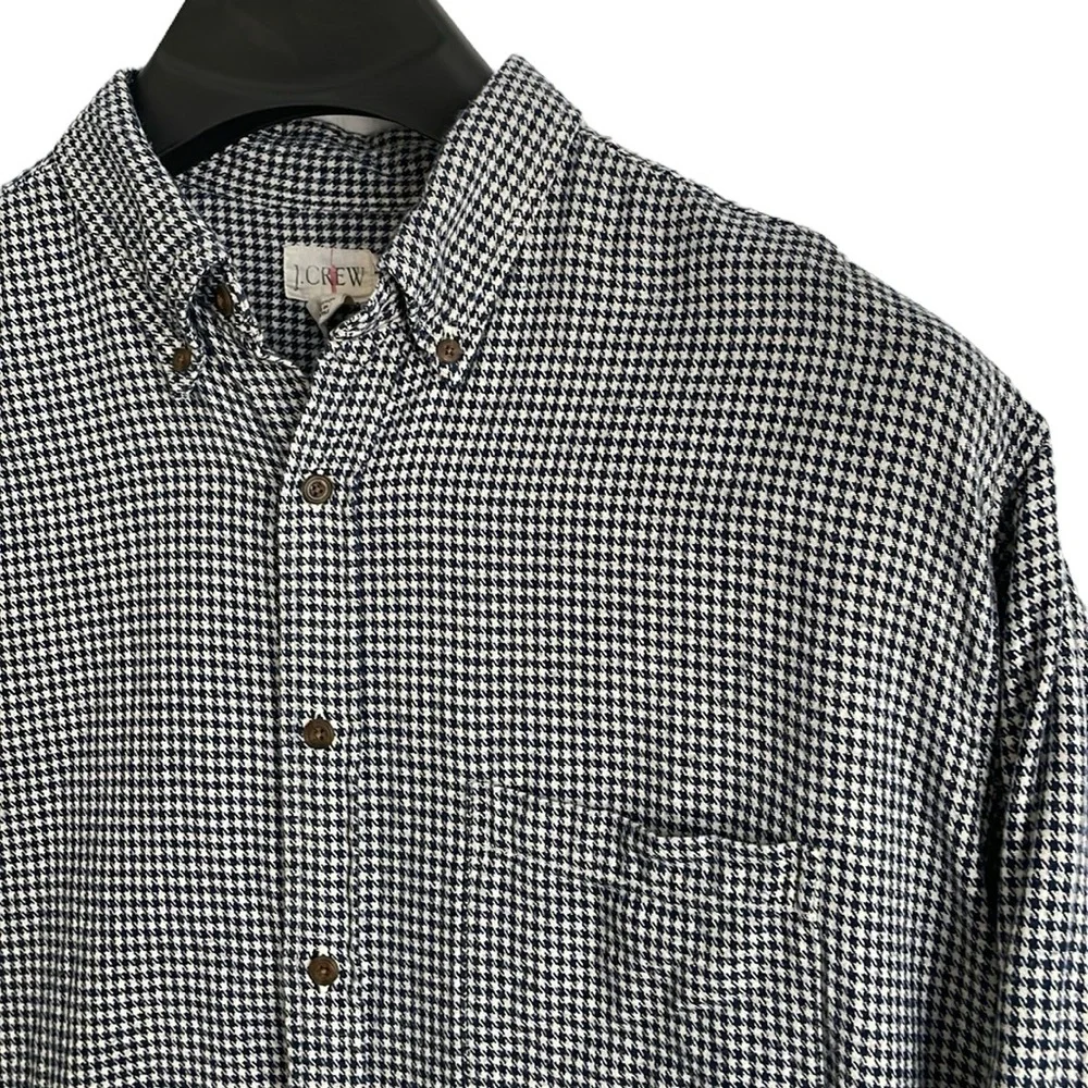 J. Crew men’s Size Large Oarsman‎ navy blue and white houndstooth flannel shirt.